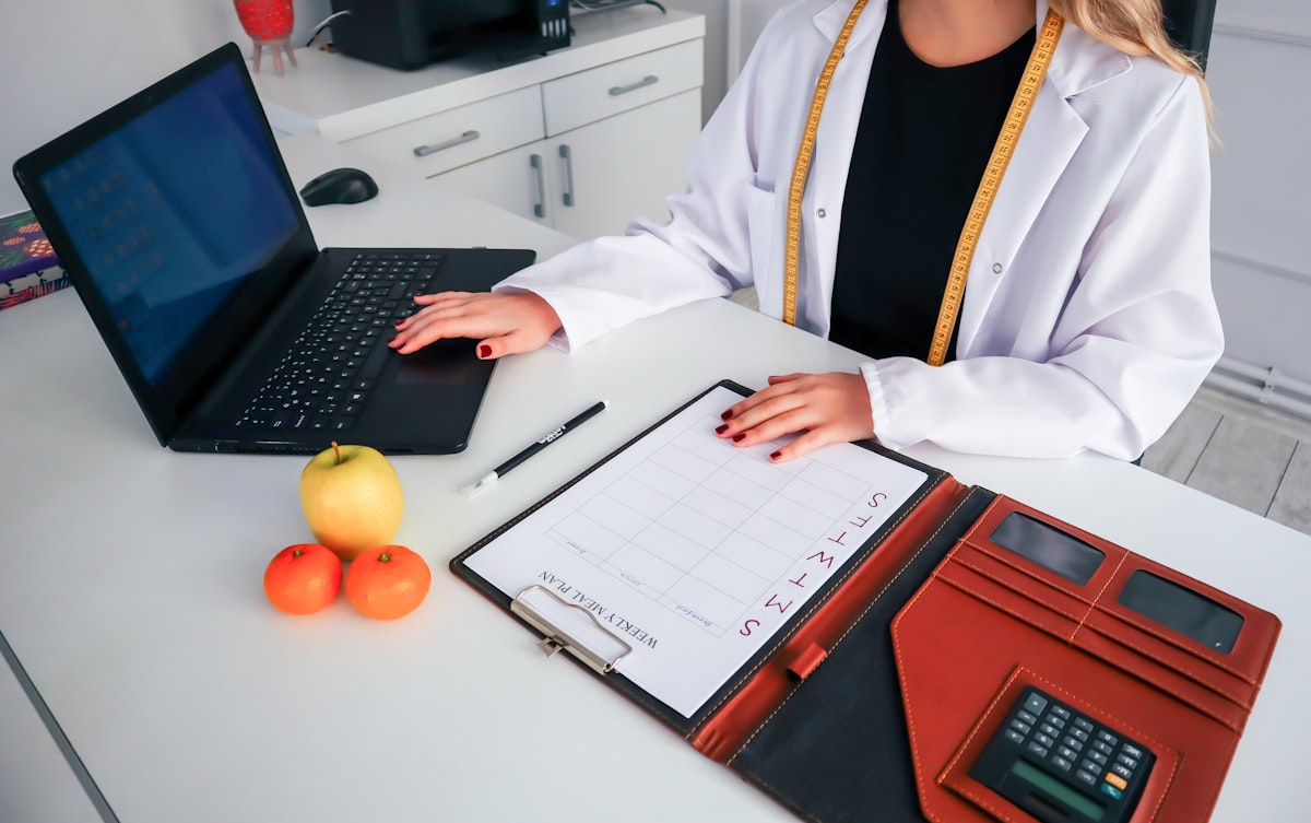 Nutritionist providing personalized dietary guidance